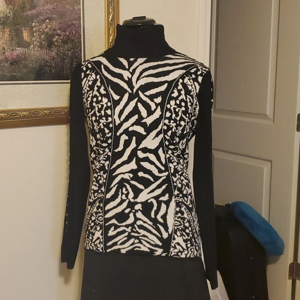 Beautiful black-and-white print turtleneck sweater with beaded sleeve detail - Picture 6 of 7